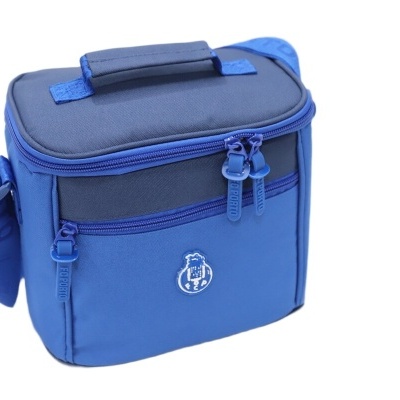 Bolsa térmica azul e preta com fechos de correr e símbolo FCP