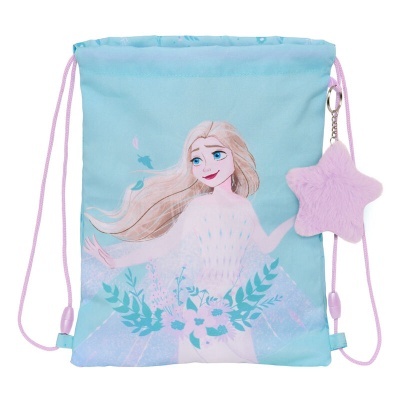 Mochila saco azul claro com estampa de personagem feminina e chaveiro estrela cor-de-rosa