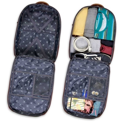 Mala de viagem preta aberta mostrando roupas e acessórios organizados no interior forrado.