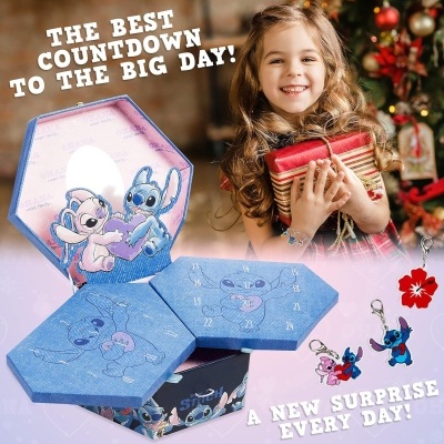 Caixas hexagonais azuis com desenhos de Stitch e Scrump e menina sorridente com presente junto a árvore de Natal