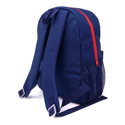 mochila azul escura com fecho vermelho e alças ajustáveis