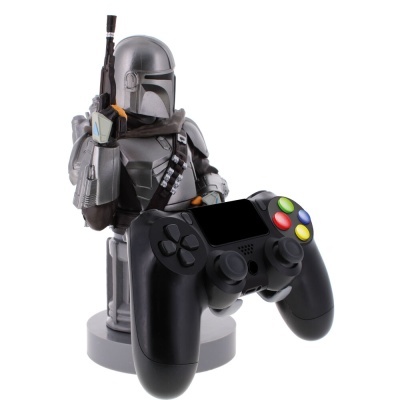 Estátua do Mandalorian com comando de videojogo preto com botões coloridos