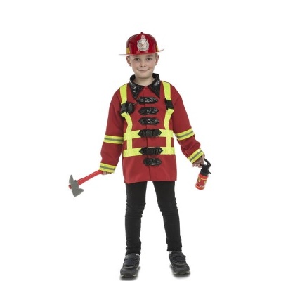 Criança vestida com roupa de bombeiro infantil vermelha com fitas amarelas e capacete vermelho segura machado e martelo plásticos