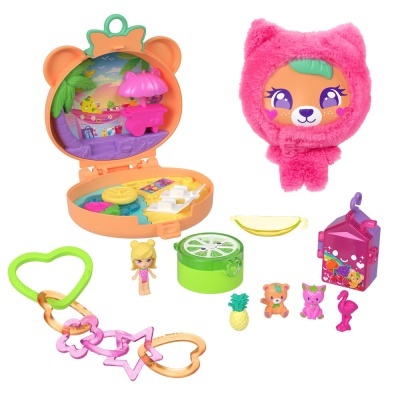 Conjunto de brinquedos infantis coloridos com cenário em caixa laranja, figura peluda rosa e miniaturas diversas em fundo branco.