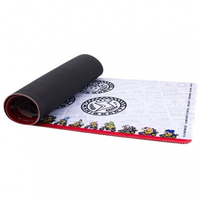 Tapete de jogo branco com personagens coloridas e bordas vermelhas