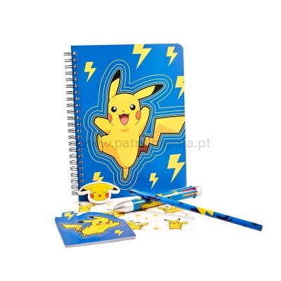 Material escolar azul com personagem Pikachu e relâmpagos amarelos