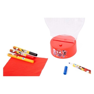 Lápis de cor, pano vermelho e apontador vermelho com desenhos de personagens