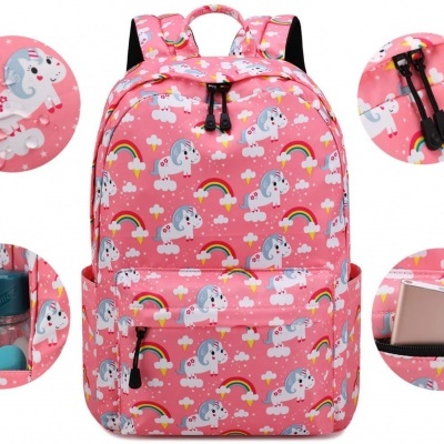 Mochila rosa com unicórnios, arco-íris e nuvens desenhadas