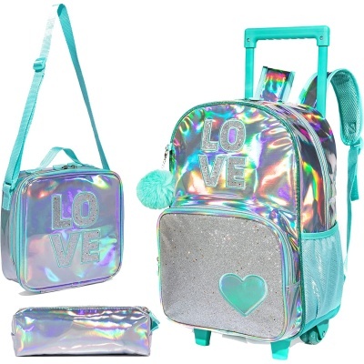 Conjunto de mochila, bolsa e estojo holográficos com o texto LOVE e detalhes azuis