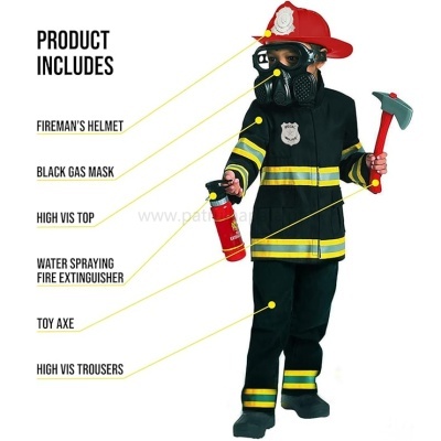 Criança com fato de bombeiro preto e amarelo, capacete vermelho, máscara de gás, extintor de brinquedo e machado de brinquedo.