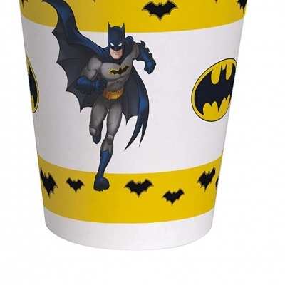 Copo de papel com estampa do Batman e texto em italiano indicando copos compostáveis em pacote de 24
