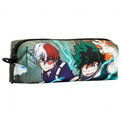 Estojo rectangular em tecido com estampa de personagens de anime coloridos