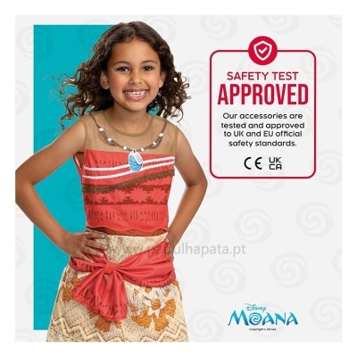 Rapariga com roupa de Moana Disney com colar e padrão tribal em fundo azul e branco com texto de aprovação de teste de segurança.