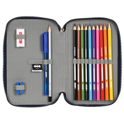 Estojo escolar cinzento aberto com lápis de cor, caneta, borracha e apontador