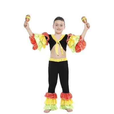 Criança em fato de folclore preto com folhos amarelos, vermelhos e verdes segurando maracas