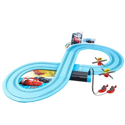 Pista de corrida de brinquedo azul com tema Cars em forma de 8 e carros vermelhos.