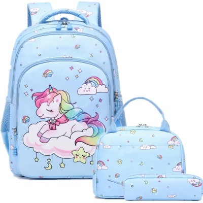 Conjunto azul claro com mochila, lancheira e estojo com estampas de unicórnio e elementos do céu