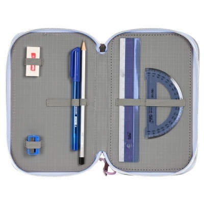 Estojo escolar aberto com material de escrita e régua