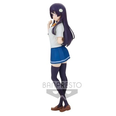 Figura de ação Banpresto de personagem com roupa escolar e cabelo roxo