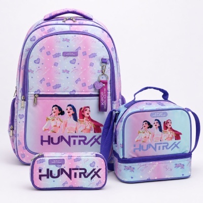 Conjunto de mochila, estojo e lancheira coloridos com personagens femininas e texto K-POP DEMON HUNTERS