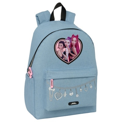 Mochila azul clara com personagens femininas e cadeia com amuletos desenhada