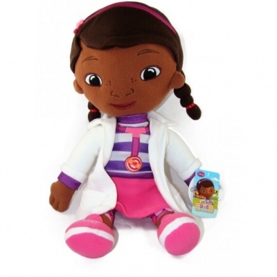 Boneca de pelúcia com casaco branco e saia rosa sentada