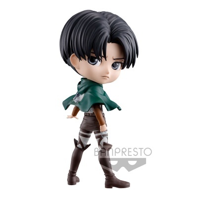 Figura colecionável Banpresto com capa verde e roupa castanha