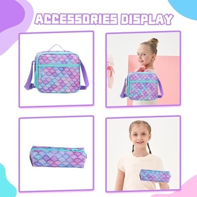 Conjunto de acessórios lilás e azul com padrão de escamas, mochila, bolsa e nécessaire.