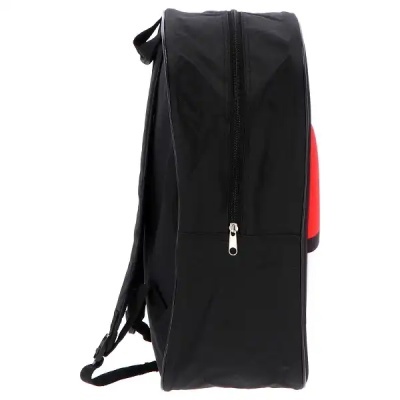 Mochila preta e vermelha vista de lado num fundo branco