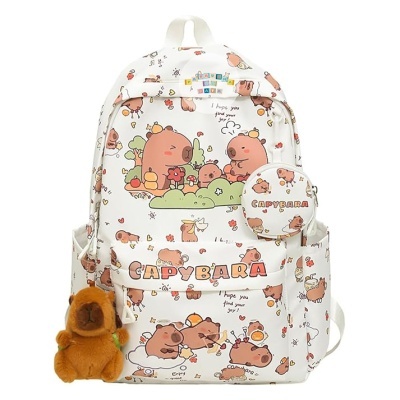 Mochila branca com desenhos de capivaras e chaveiro peluche castanho