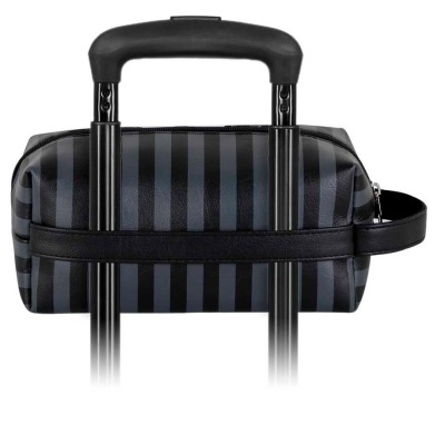 Bolsa listrada preta e cinza presa a puxador de mala