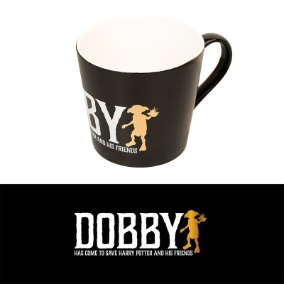 Caneca preta com texto branco e silhueta amarela do personagem Dobby