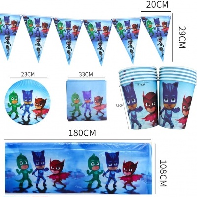 Conjunto de artigos para festa infantil PJ Masks com bandeirolas, pratos, caixas, copos e toalha de mesa em azul, verde, vermelho e roxo