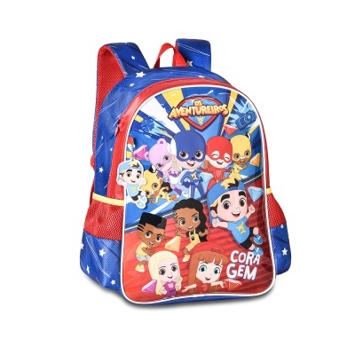 Mochila infantil azul e vermelha com estampa colorida de personagens e texto VAVENTUREIROS e CORAGEM