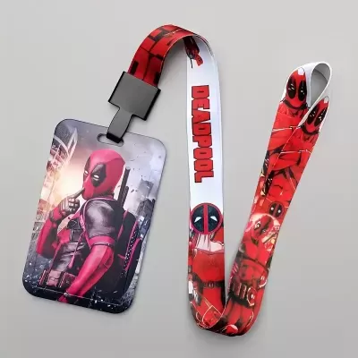 Crachá com cordão Deadpool vermelho, preto e branco com imagens do personagem