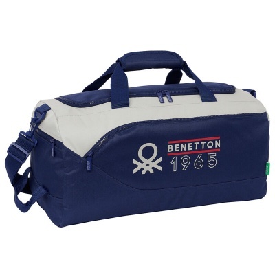 Bolsa de viagem azul escuro com detalhes cinza e texto BENETTON 1965