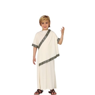 Menino com traje clássico branco com padrão geométrico preto nas bordas