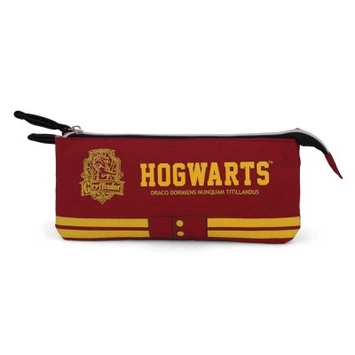 Estojo escolar vermelho com fecho preto e detalhes amarelos com símbolo de Gryffindor e texto Hogwarts