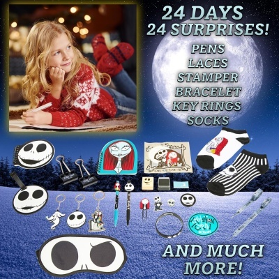 Itens temáticos para surpresa de 24 dias com canetas, pulseiras, meias e porta-chaves exibidos em fundo nocturno