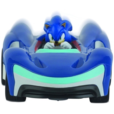 Figura de Sonic no carro desportivo azul vista de frente