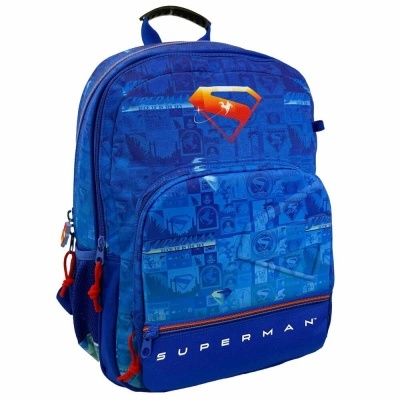 Mochila azul com padrão de quadrinhos e logo do Superman