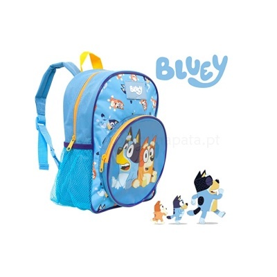 Mochila azul clara com personagens de Bluey e bolso frontal redondo.