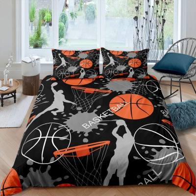 Conjunto de roupa de cama com padrão de basquetebol em fundo preto e detalhes laranja e branco