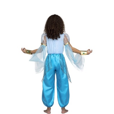 Criança vista de costas com fato azul e branco e acessórios dourados