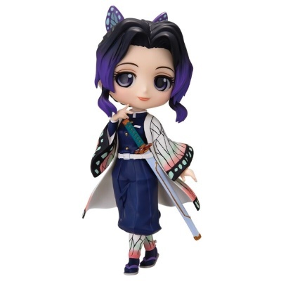 Figura colecionável de personagem com traje tradicional e espada