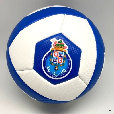 Bola de futebol azul e branca com logótipo do FCP no centro