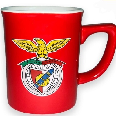 Caneca vermelha com emblema de clube de futebol Benfica
