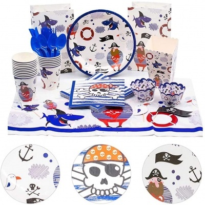 Conjunto de festa pirata com pratos, copos, guardanapos, talheres azul, sacos para doces e acessórios com desenhos de caveiras e piratas