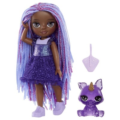 Boneca com cabelo em tranças lilás e rosa, vestido roxo e animal de estimação roxo translúcido