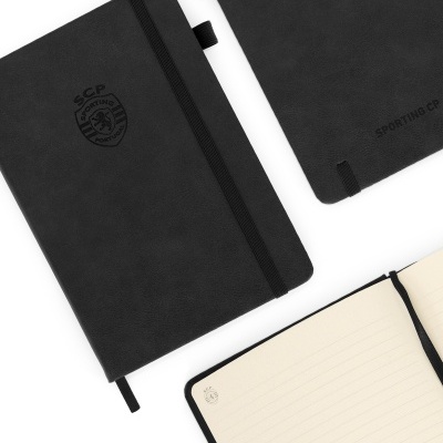Conjunto de cadernos pretos com capa em material tipo pele e emblema SCP Sporting Portugal.